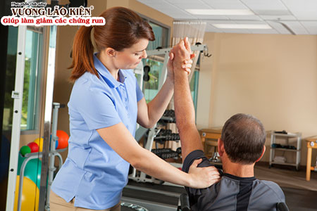Vật lý trị liệu giúp làm giảm run chân tay, co cứng cơ khớp